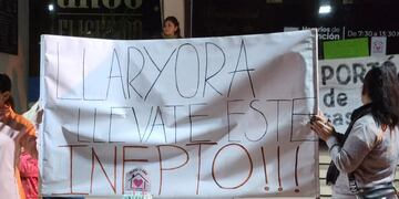 Vecinos reclamaron la entrega de viviendas frente a la Municipalidad de Arroyito