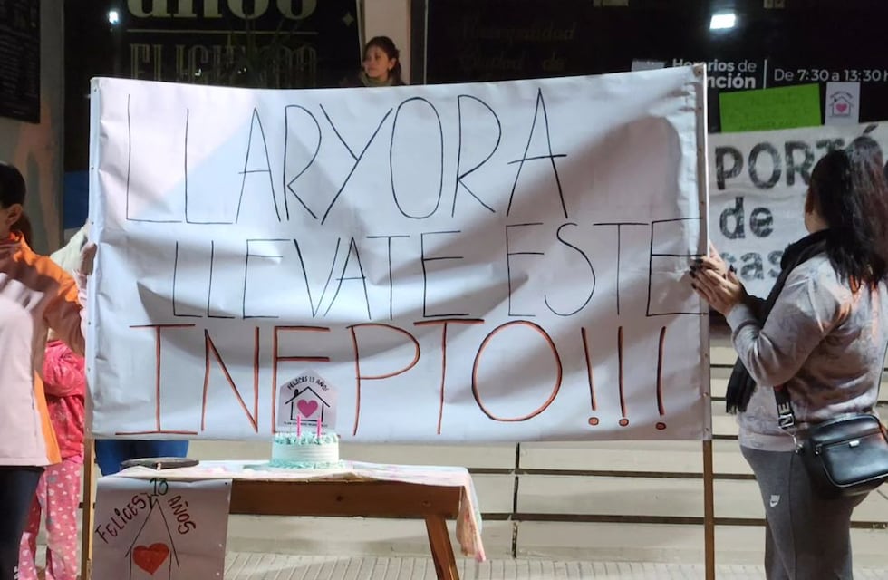 Vecinos reclamaron frente al Municipio de Arroyito por la falta de entrega de viviendas y colocaron carteles y pancartas