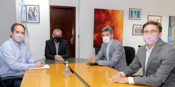 El ministro de Desarrollo Territorialy Habitat, Jorge Ferraresi, Santiago Maggiotti  secretario de Habitat junto al intendente Ulpiano Suarez y a su secretario  de Desarrollo Urbano, Juan MAnuel Filice. Gentileza MCM