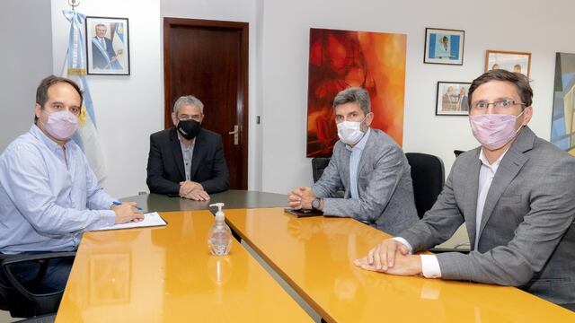 El ministro de Desarrollo Territorialy Habitat, Jorge Ferraresi, Santiago Maggiotti  secretario de Habitat junto al intendente Ulpiano Suarez y a su secretario  de Desarrollo Urbano, Juan MAnuel Filice. Gentileza MCM