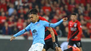 El peruano Bryan Reyna ponía el 2-2 para Belgrano, y el árbitro lo anuló a instancias del VAR (Prensa Belgrano).