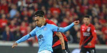 El peruano Bryan Reyna ponía el 2-2 para Belgrano, y el árbitro lo anuló a instancias del VAR (Prensa Belgrano).