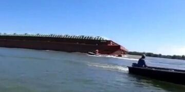 El momento en que la barcaza impacta a la lancha, en presencia de otras embarcaciones.