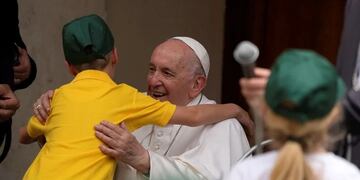 El Papa Francisco junto con pequeños ucranianos refugiados.