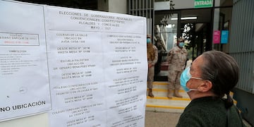 Una votante busca información de los candidatos en su mesa de votación durante la elección de la Convención Constitucional para seleccionar a los miembros de la asamblea que redactarán una nueva Constitución, en Santiago.