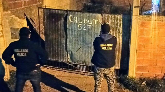 María Soledad Alcaráz, quien perteneció a la Policía de la Provincia de Buenos Aires de donde fue exonerada,  y Gonzalo Federico Perrotta fueron detenidos en calle Chubut al 500 de Punta Alta.