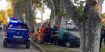 El auto impactó de frente ante el árbol ubicado al borde de la calle. (Policía)