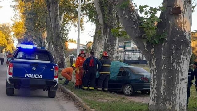 El auto impactó de frente ante el árbol ubicado al borde de la calle. (Policía)