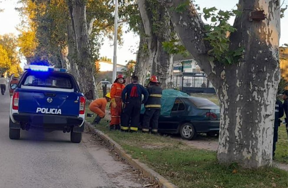 Tragedia en Córdoba: un joven de 23 años falleció tras chocar contra un árbol