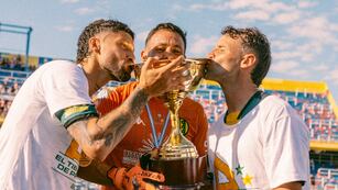 Juan Ignacio Sills, a la derecha de Jorge Carranza en la foto, con festejos en Aldovisi e identificación con Instituto.