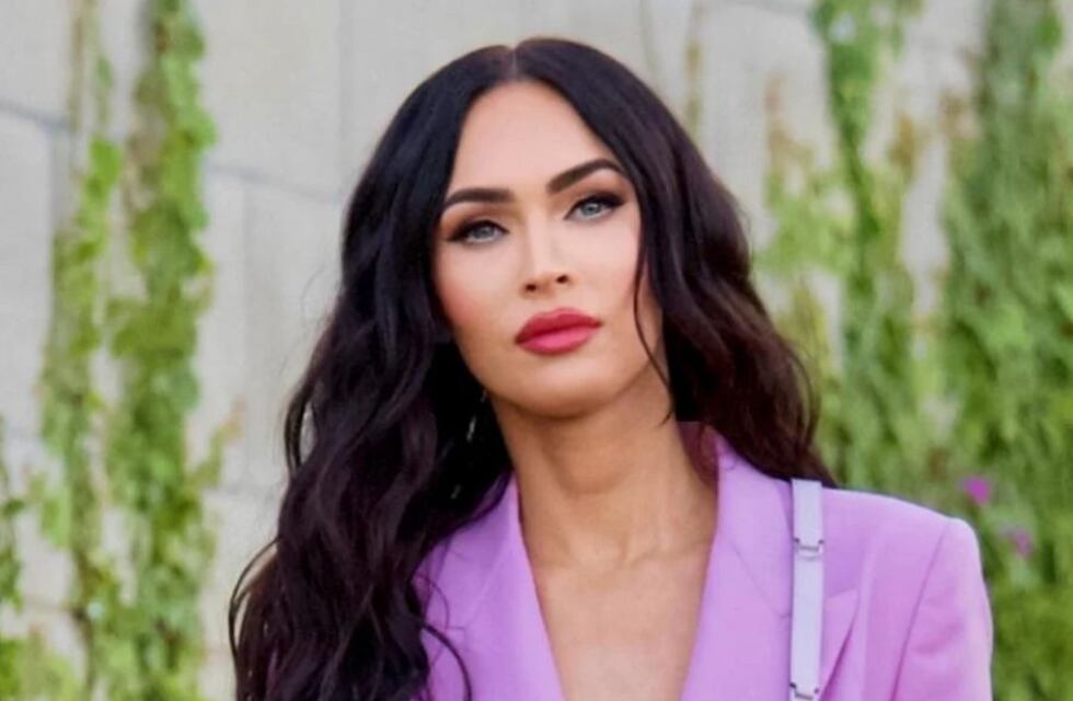 La foto de Megan Fox en microbikini fucsia que demuestra sigue siendo una diosa