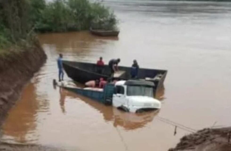 Insólito: camión cargado con soja cayó al Uruguay y “recuperaron” la carga