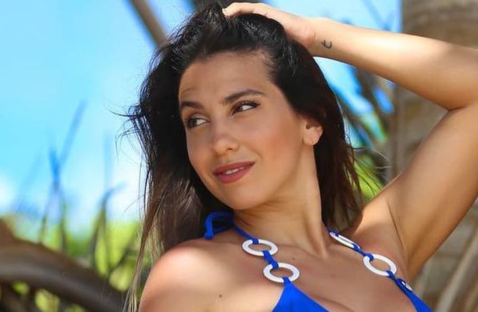 Cinthia Fernández se mostró recién salida de la ducha pero se tapó rápido