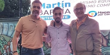 El flamante intendente, Martín García, flanqueado por un mentor, Oscar González.