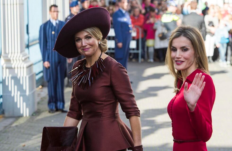 Cómo es el color “royal” con el que deslumbraron Letizia y Máxima