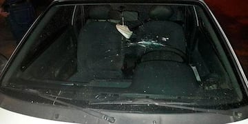 Así quedó el auto atacado por el violento excuñado. (El Doce)