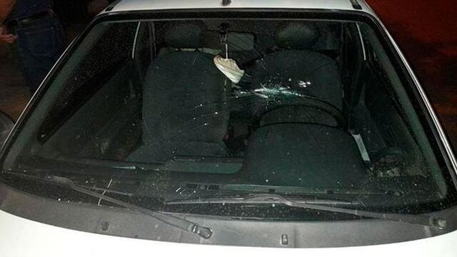 Así quedó el auto atacado por el violento excuñado. (El Doce)