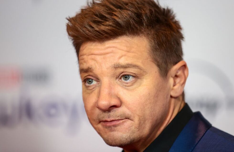 Jeremy Renner apareció en público por primera vez, luego del accidente que le cambió la vida