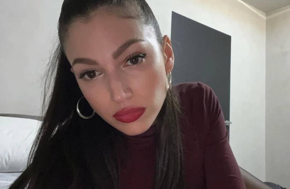 Úrsula Corberó posó con un conjunto al rojo que vivo que cautivó a sus seguidores