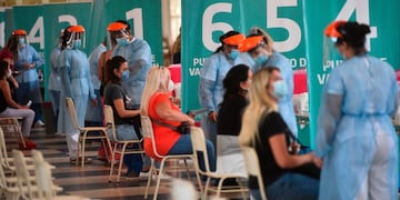Decentes y mayores de 60 con comorbilidades comenzarán a vacunarse en Córdoba (Pedro Castillo)