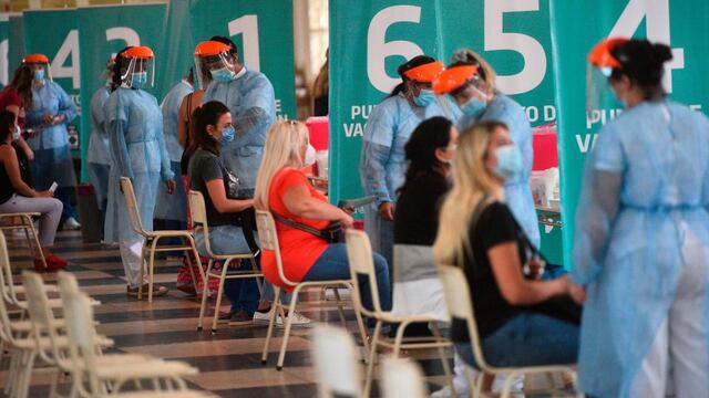 Decentes y mayores de 60 con comorbilidades comenzarán a vacunarse en Córdoba (Pedro Castillo)