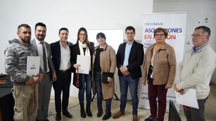 El intendente Leonardo Viotti participó del acto de entrega de escrituras a treinta familias que también se beneficiaron con el programa provincial “Protege tu casa”.
