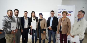 El intendente Leonardo Viotti participó del acto de entrega de escrituras a treinta familias que también se beneficiaron con el programa provincial “Protege tu casa”.