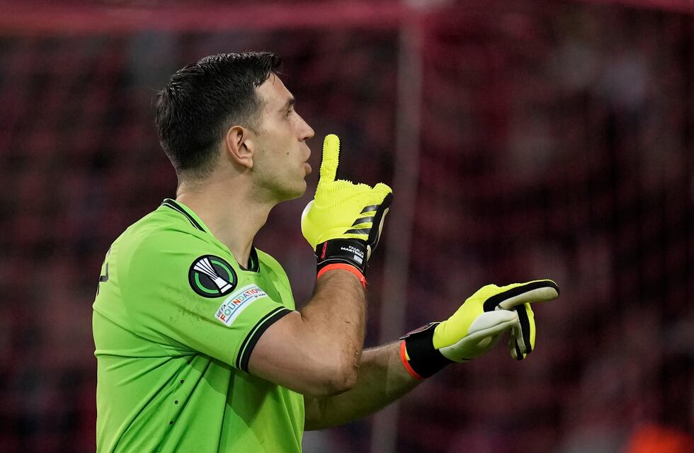 Atajó dos penales y dejó afuera a un equipo francés: show y costumbre para “Dibu” Martínez