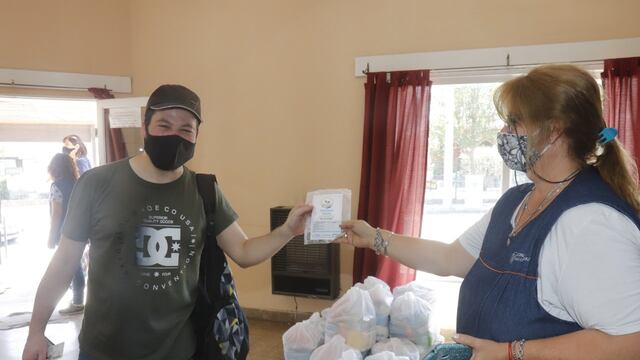 Comenzó este martes la entrega de "kits de semillas" para huertas familiares en Carlos Paz. (Foto: Municipalidad VCP).