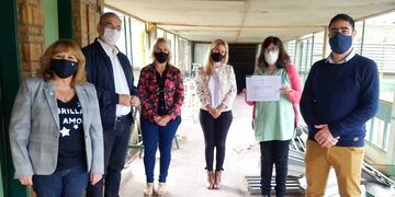 Rosario Cristiani y Alcides Calvo entregaron fondos a escuelas de Rafaela