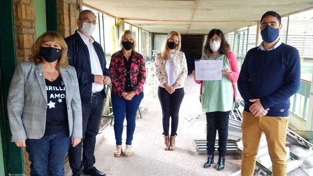 Rosario Cristiani y Alcides Calvo entregaron fondos a escuelas de Rafaela