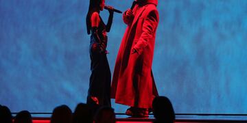María Becerra y J Balvin en los Premios Grammy 2022 interpretando "Qué más pues?".