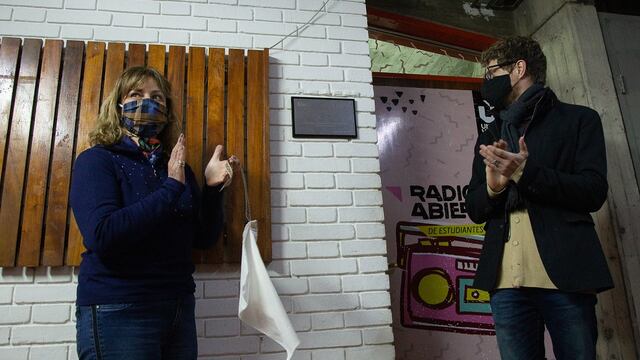 En un emotivo acto se le puso el nombre de Jorge Sosa al estudio de Radio Abierta de la UNCuyo. Zoe Ortiz/UNCuyo