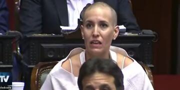 Ovacionaron a la diputada mendocina Jimena Latorre por asistir a la sesión.