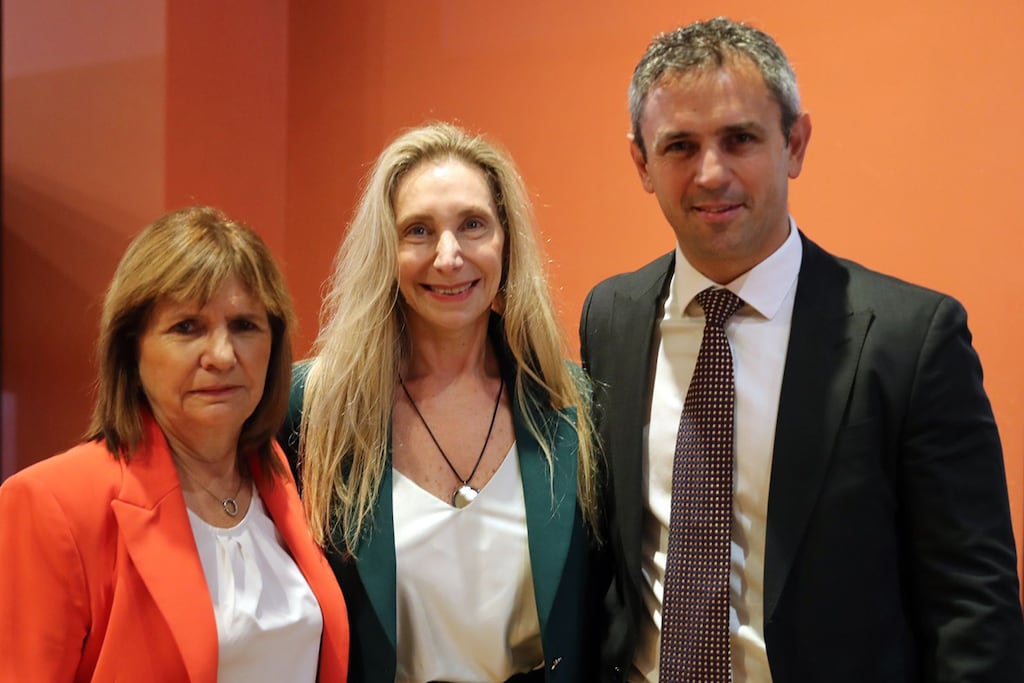 El presidente Javier Milei se reunió hoy con legisladores en el Salón Héroes de Malvinas de la Casa Rosada, acompañado por la secretaria general de la Presidencia, Karina Milei; la ministra de Seguridad, Patricia Bullrich; y el presidente de la Cámara de Diputados, Martín Menem. (Presidencia)