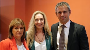 El presidente Javier Milei se reunió hoy con legisladores en el Salón Héroes de Malvinas de la Casa Rosada, acompañado por la secretaria general de la Presidencia, Karina Milei; la ministra de Seguridad, Patricia Bullrich; y el presidente de la Cámara de Diputados, Martín Menem. (Presidencia)