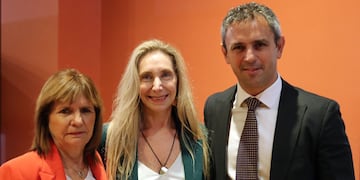 El presidente Javier Milei se reunió hoy con legisladores en el Salón Héroes de Malvinas de la Casa Rosada, acompañado por la secretaria general de la Presidencia, Karina Milei; la ministra de Seguridad, Patricia Bullrich; y el presidente de la Cámara de Diputados, Martín Menem. (Presidencia)