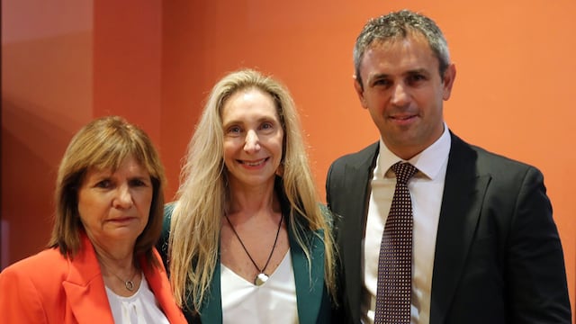 El presidente Javier Milei se reunió hoy con legisladores en el Salón Héroes de Malvinas de la Casa Rosada, acompañado por la secretaria general de la Presidencia, Karina Milei; la ministra de Seguridad, Patricia Bullrich; y el presidente de la Cámara de Diputados, Martín Menem. (Presidencia)