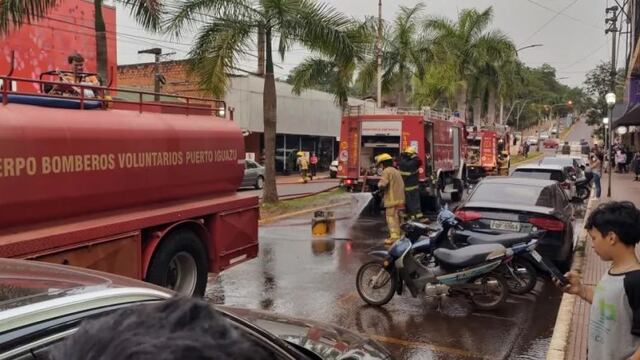Incendio destruyó parte de un edificio en pleno centro de Puerto Iguazú.