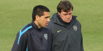 Falcioni y Riquelme, durante el ciclo del "Emperador" como DT de Boca