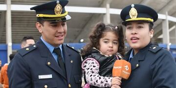 Matrimonio de policías, recién recibidos en San Juan, junto a su pequeña hija.