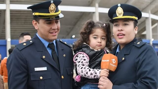 Matrimonio de policías, recién recibidos en San Juan, junto a su pequeña hija.
