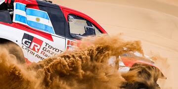 Juan Cruz Yacopini, al comando de su Toyota Hilux en el Dakar 2022.