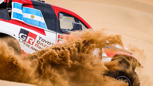Juan Cruz Yacopini, al comando de su Toyota Hilux en el Dakar 2022.