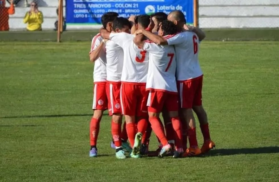 Goleó Huracán y es el único puntero en la liga de Tres Arroyos