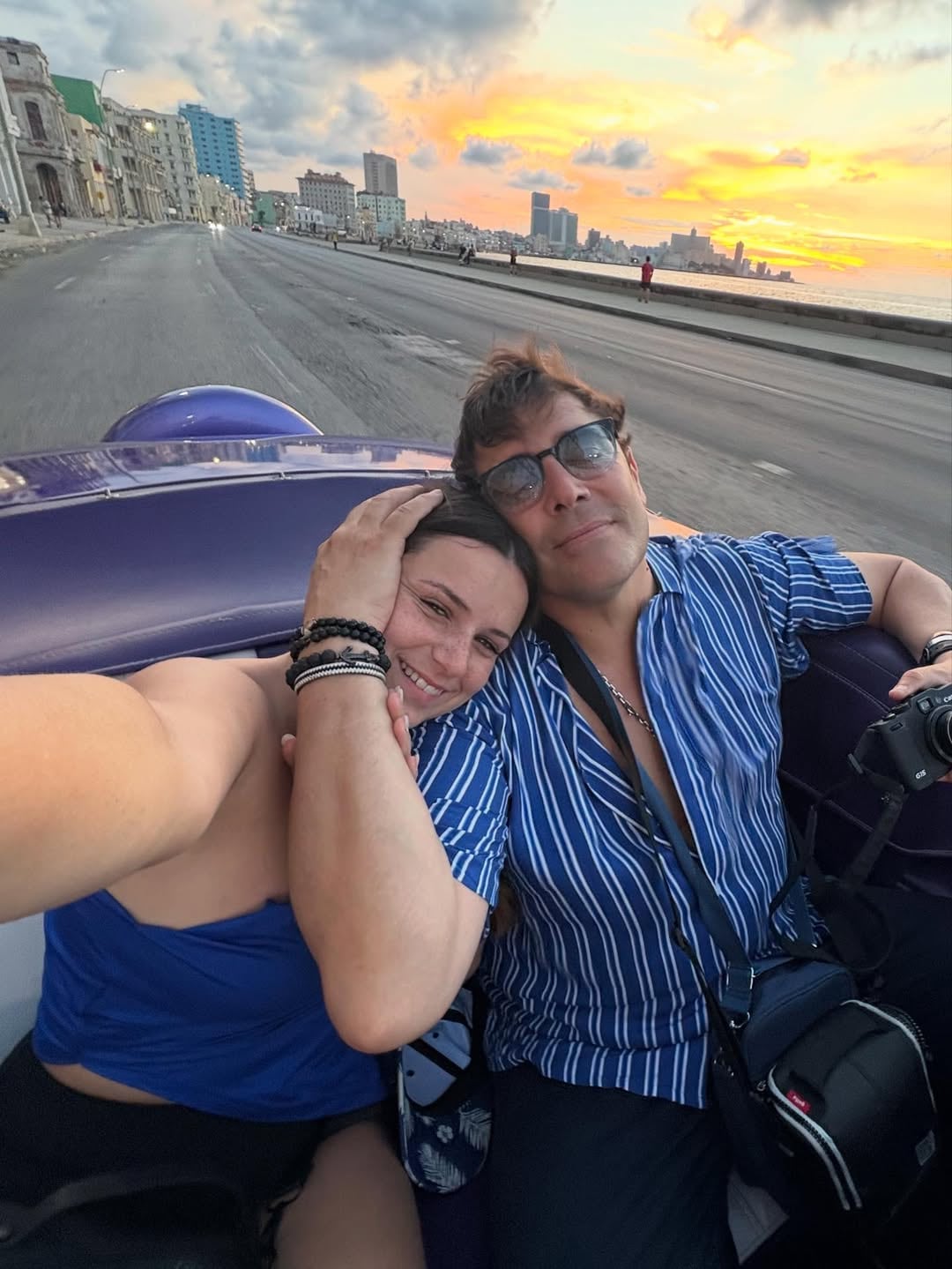 Martina, la novia de Matías Alé, deslumbró en Cuba con un look viajero canchero y audaz