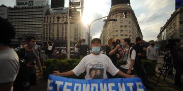 Cientos de argentinos despiden a Diego Armando Maradona en el Obelisco - Foto: Federico López Claro