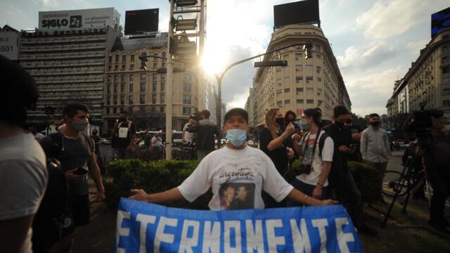 Cientos de argentinos despiden a Diego Armando Maradona en el Obelisco - Foto: Federico López Claro