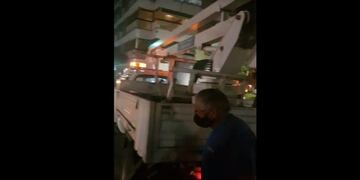 Insólito: detectaron dos comercios “colgados” del alumbrado público en la capital tucumana