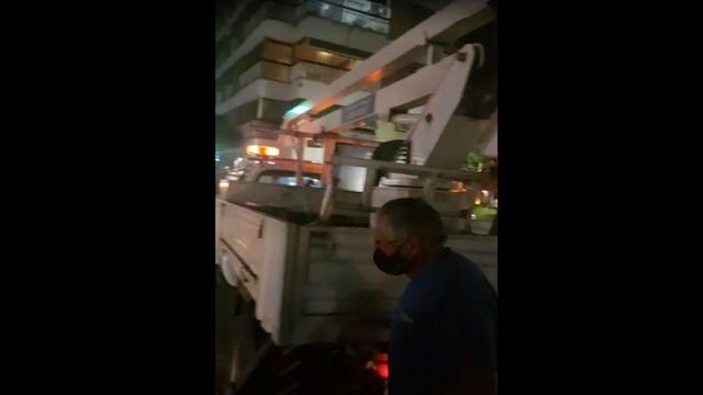 Insólito: detectaron dos comercios “colgados” del alumbrado público en la capital tucumana